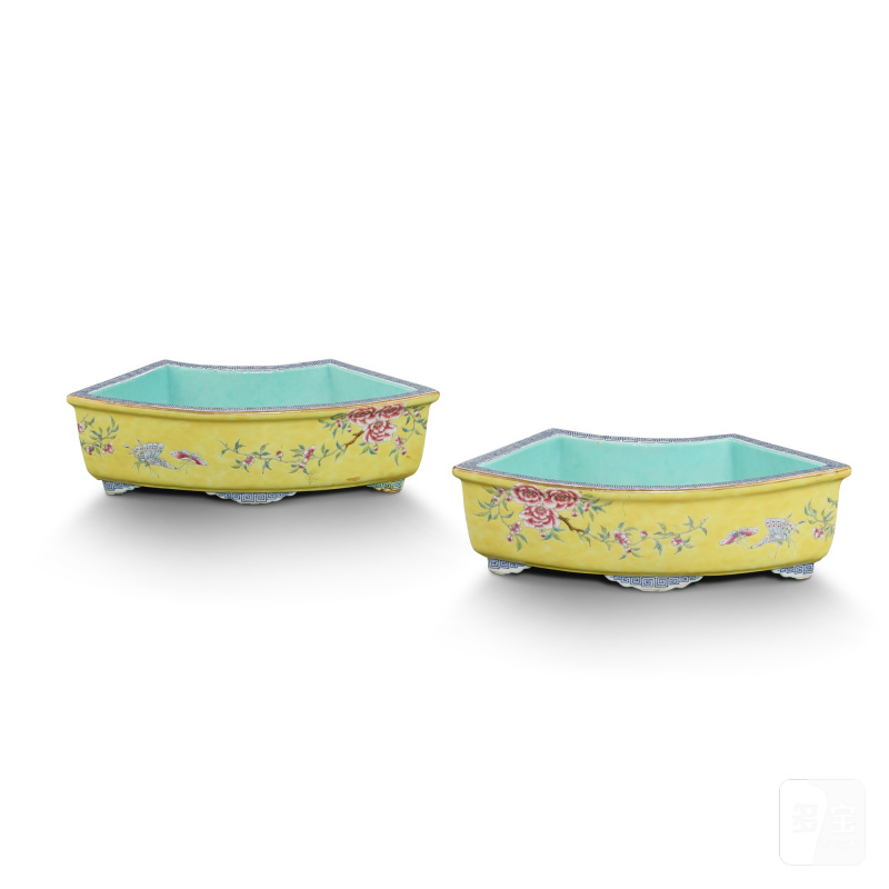 A pair of yellow-ground famille-rose 'Dayazhai' narcissus trays, Qing dynasty, Guangxu period | 清光緒 黃地粉彩花卉紋扇形水仙花盆一對 《大雅齋》《天地一家春》《永慶長春》款 - 图2